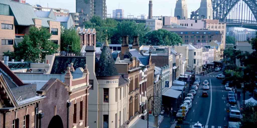 10 Reasons to Move and Live in a New Country
